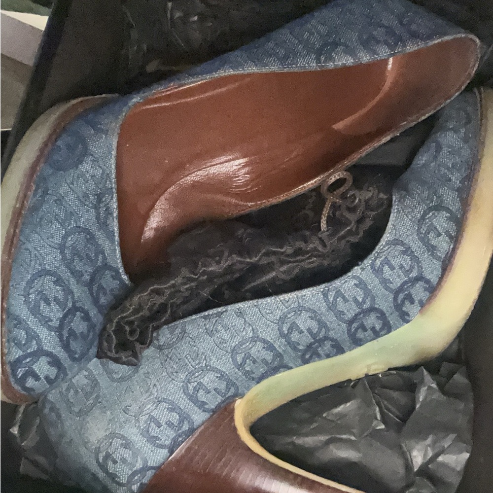 Gucci Blue and Brown pump.
